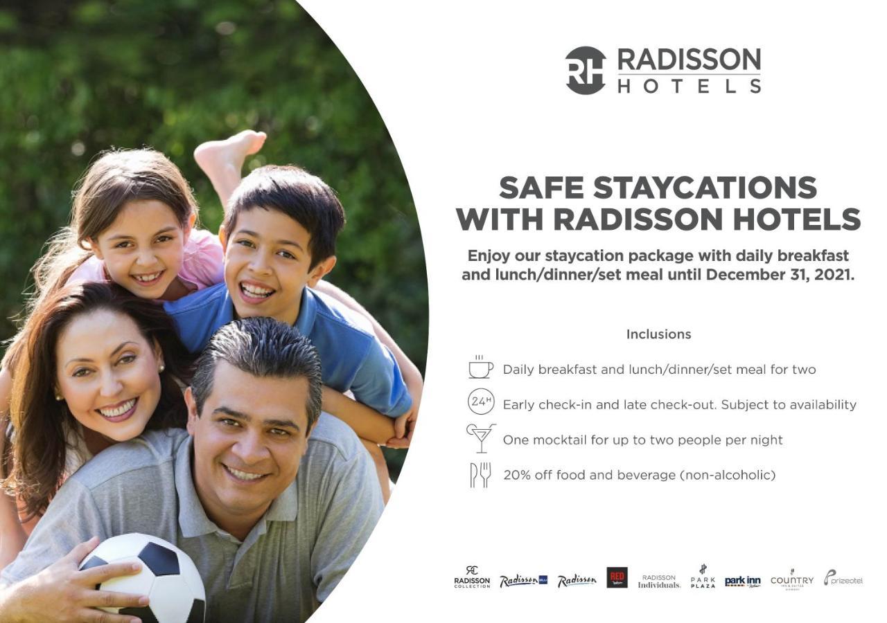 Radisson Blu Plaza Hotel Hyderabad Banjara Hills Kültér fotó A Radisson Hotels advertisement