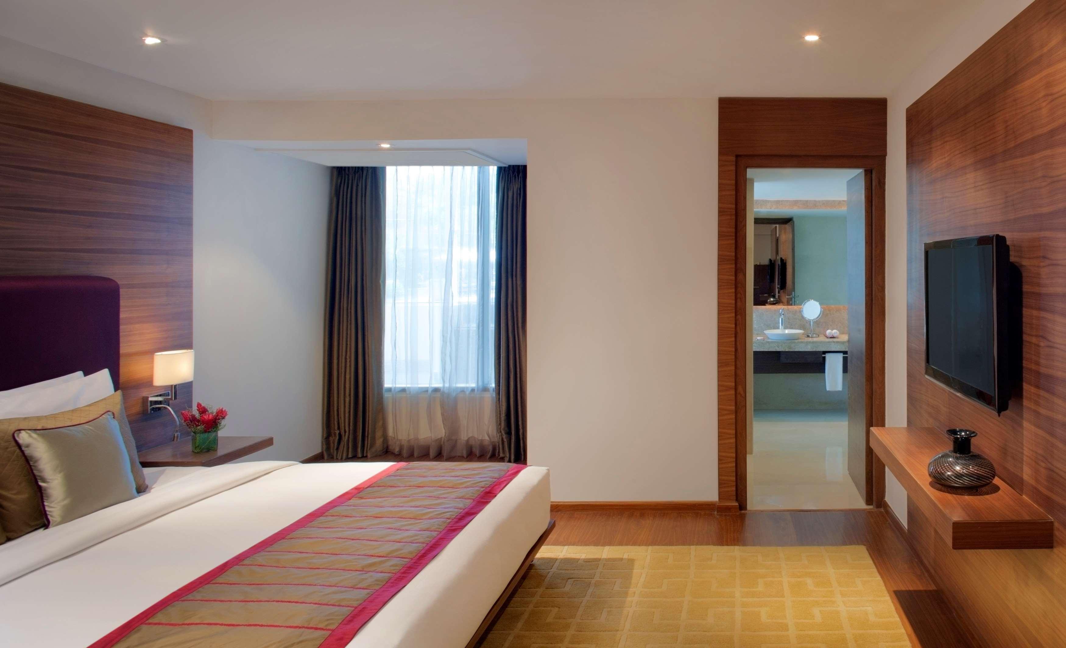Radisson Blu Plaza Hotel Hyderabad Banjara Hills Kültér fotó A room at the Taj Bengal