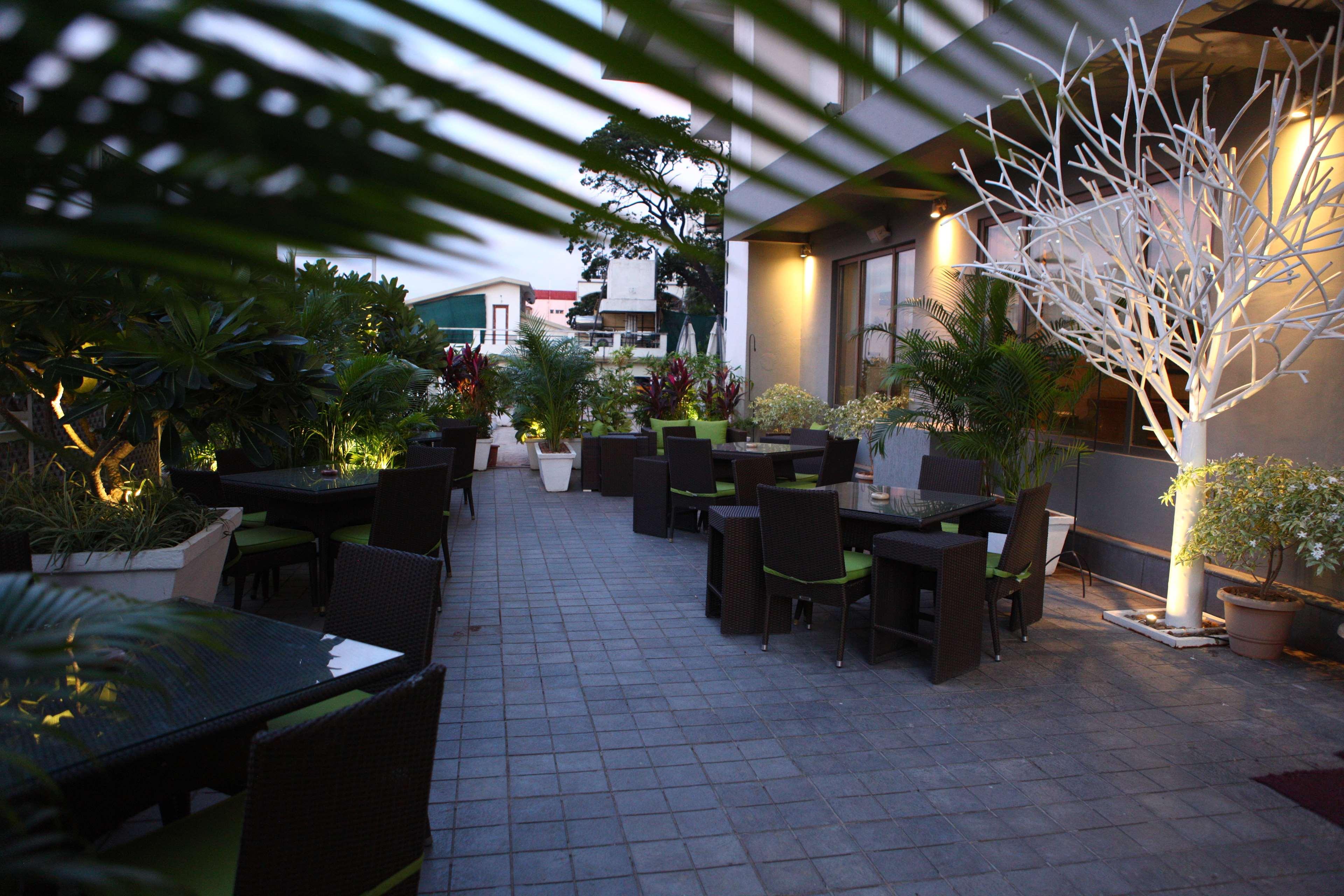 Radisson Blu Plaza Hotel Hyderabad Banjara Hills Kültér fotó The outdoor terrace at the hotel