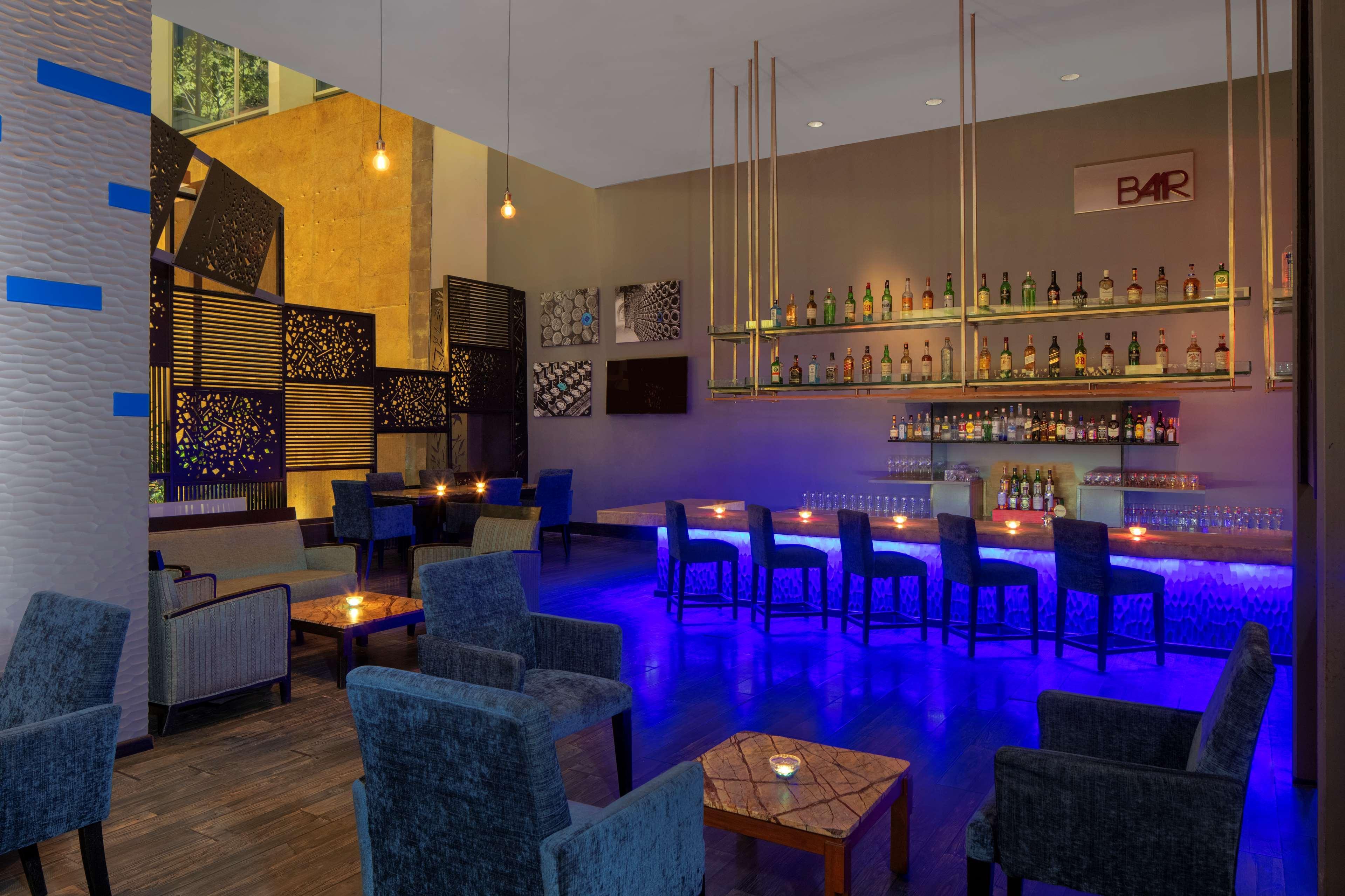 Radisson Blu Plaza Hotel Hyderabad Banjara Hills Kültér fotó The bar at the hotel