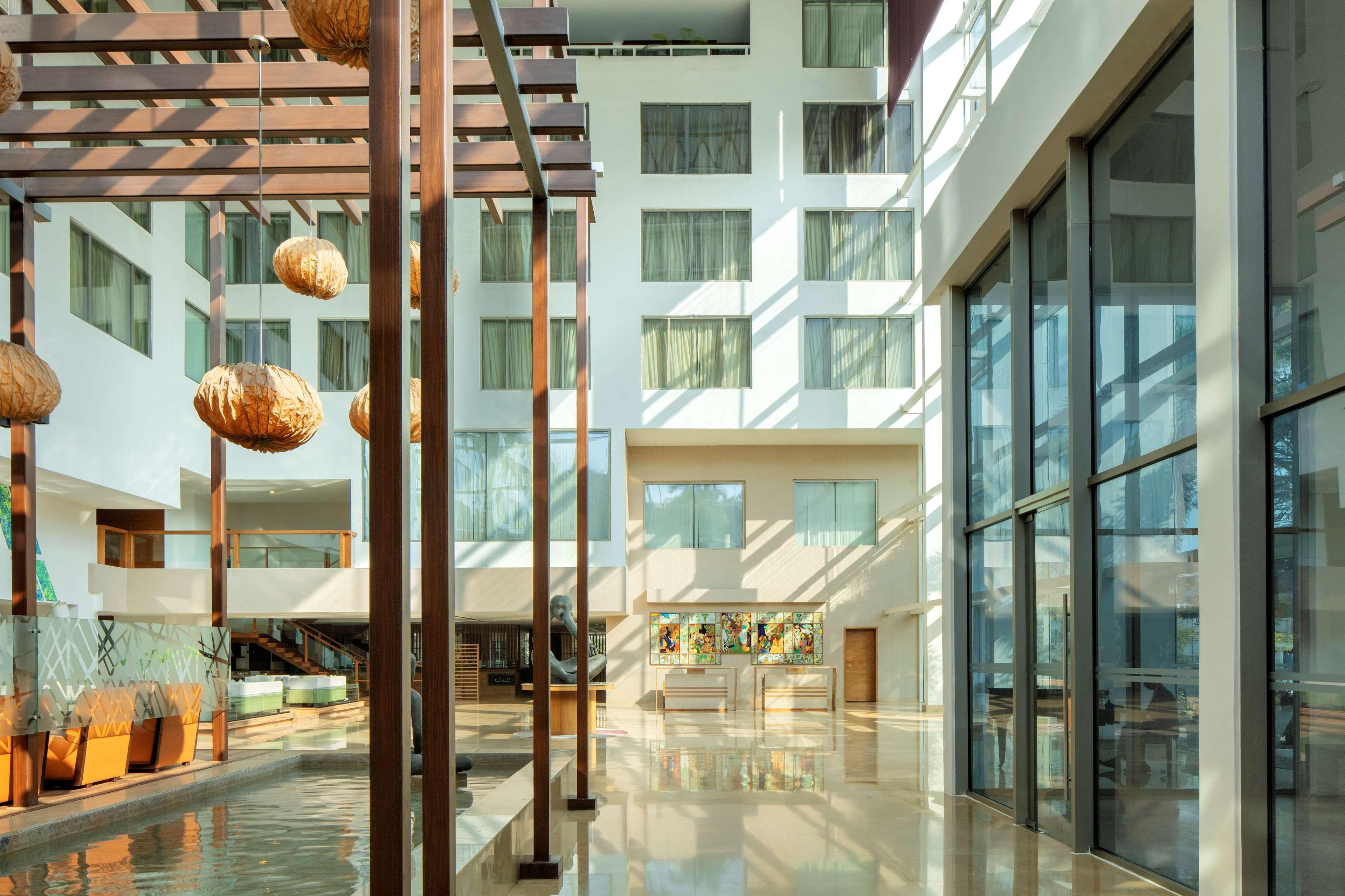 Radisson Blu Plaza Hotel Hyderabad Banjara Hills Kültér fotó Interior of the hotel