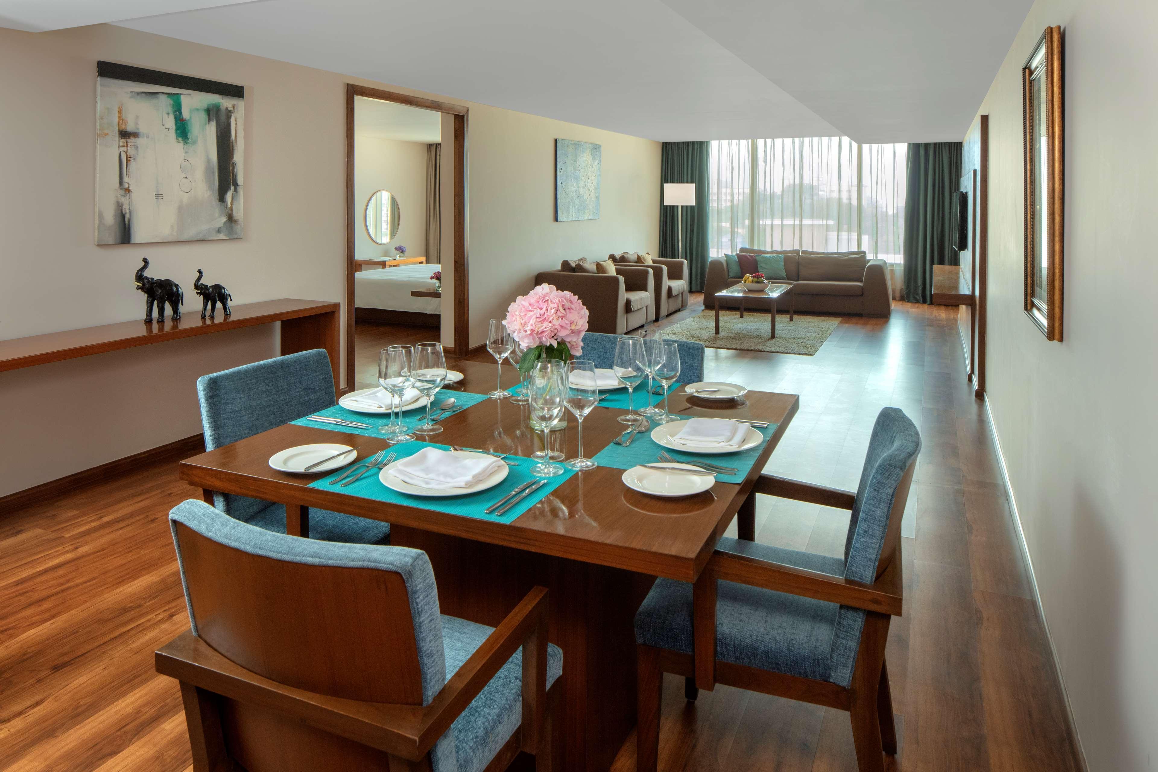 Radisson Blu Plaza Hotel Hyderabad Banjara Hills Kültér fotó A suite at the hotel