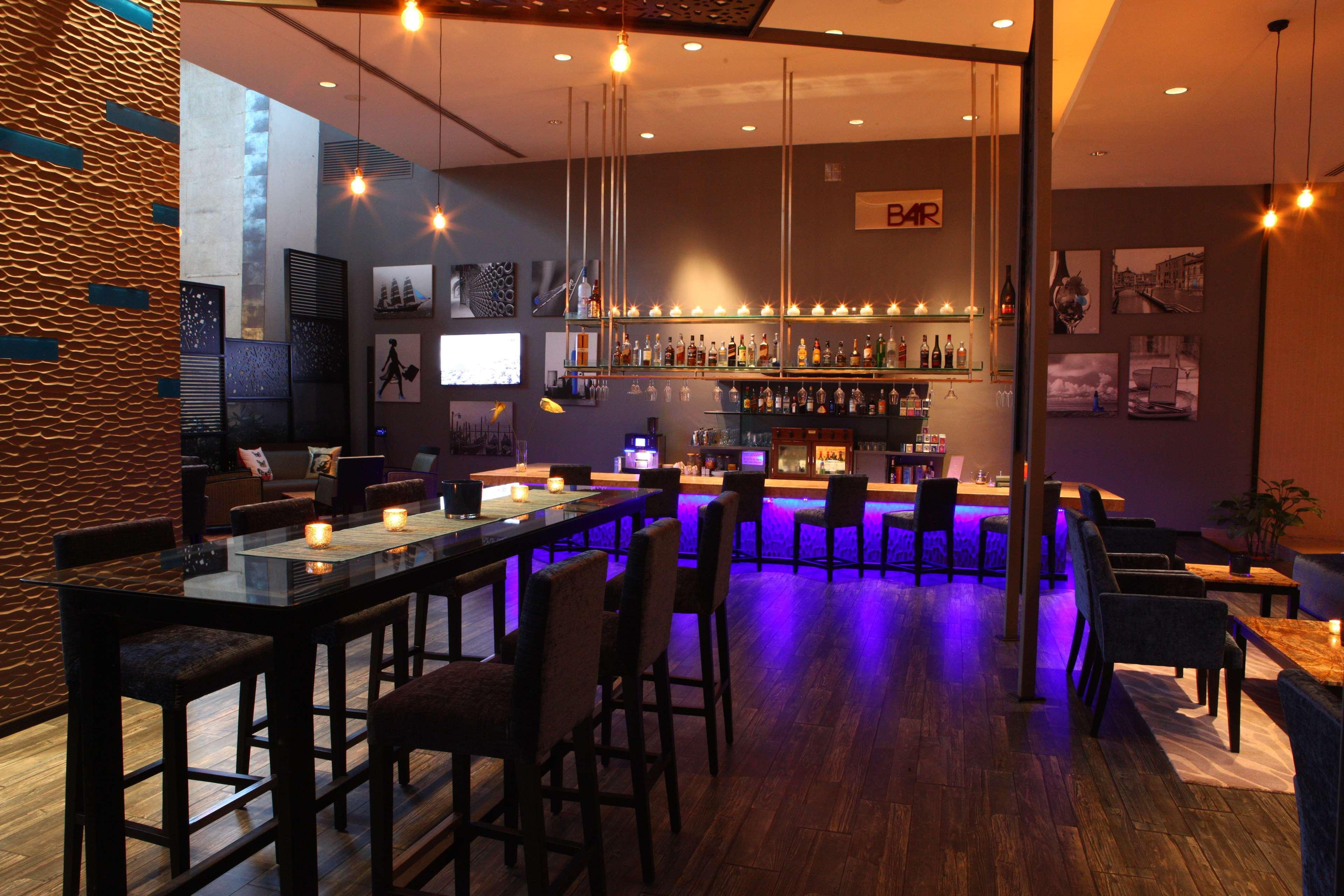 Radisson Blu Plaza Hotel Hyderabad Banjara Hills Kültér fotó The bar at the hotel