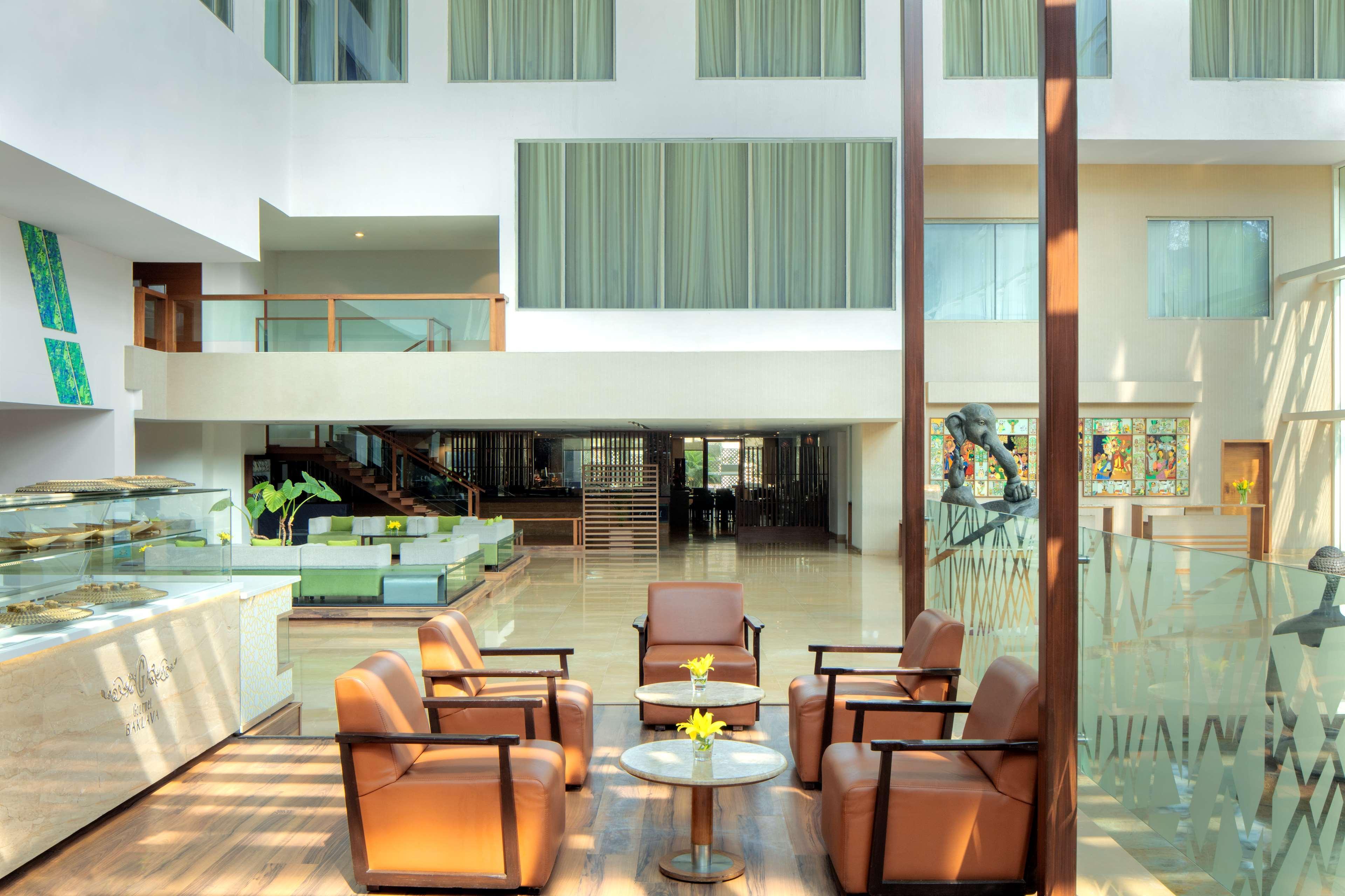 Radisson Blu Plaza Hotel Hyderabad Banjara Hills Kültér fotó Lobby
