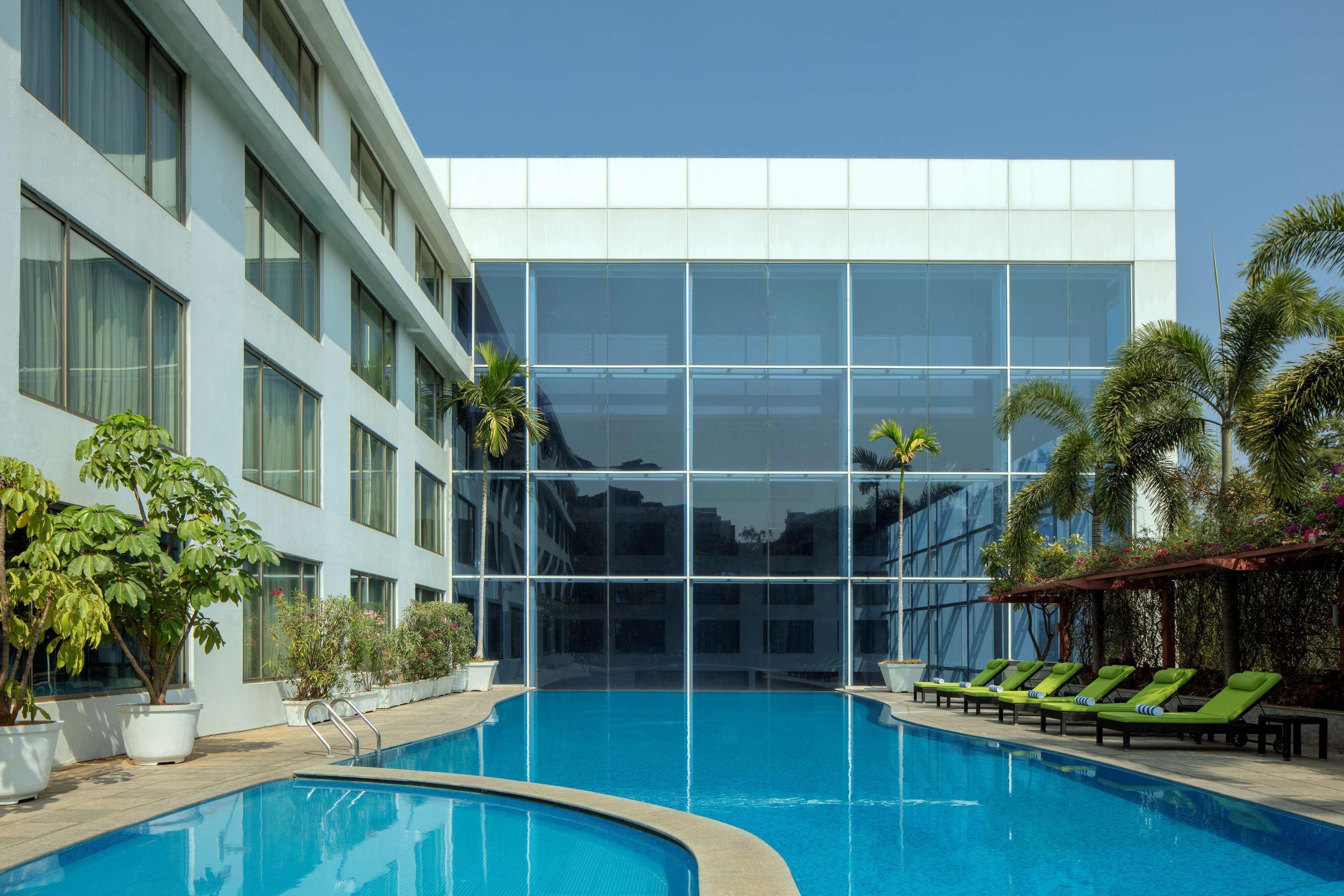 Radisson Blu Plaza Hotel Hyderabad Banjara Hills Kültér fotó The Park, Hyderabad