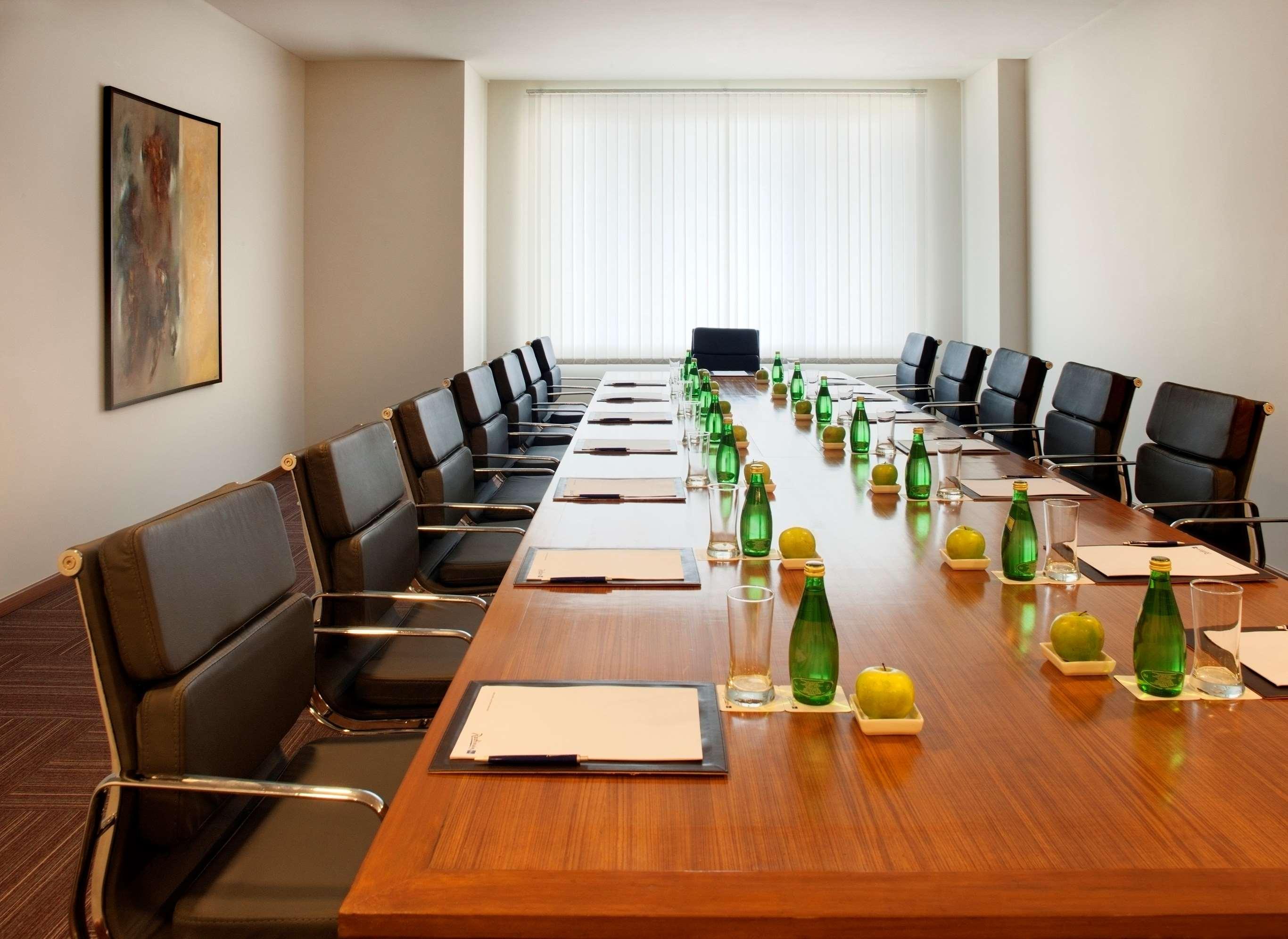 Radisson Blu Plaza Hotel Hyderabad Banjara Hills Üzleti fotó A boardroom