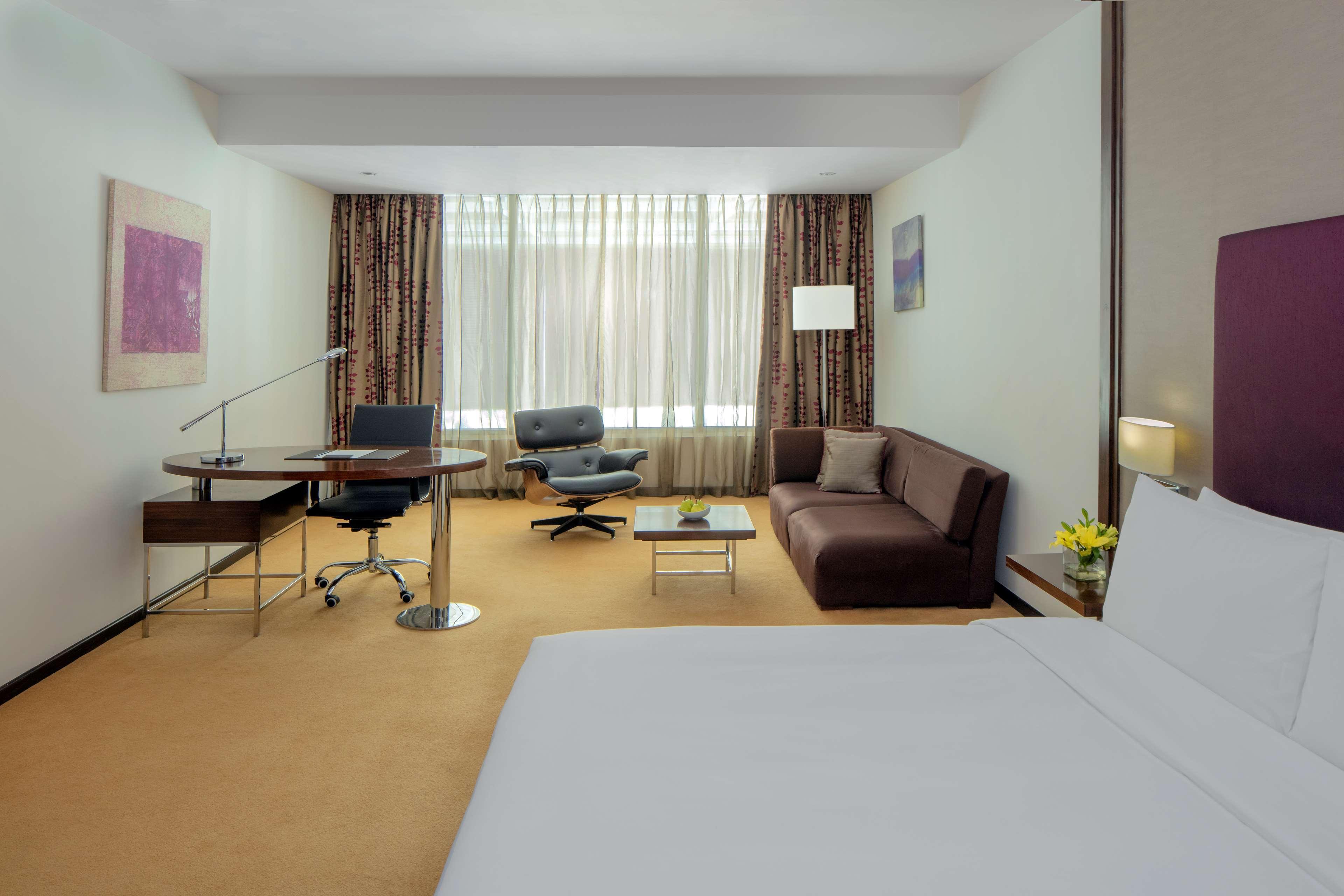 Radisson Blu Plaza Hotel Hyderabad Banjara Hills Kültér fotó A room at the hotel