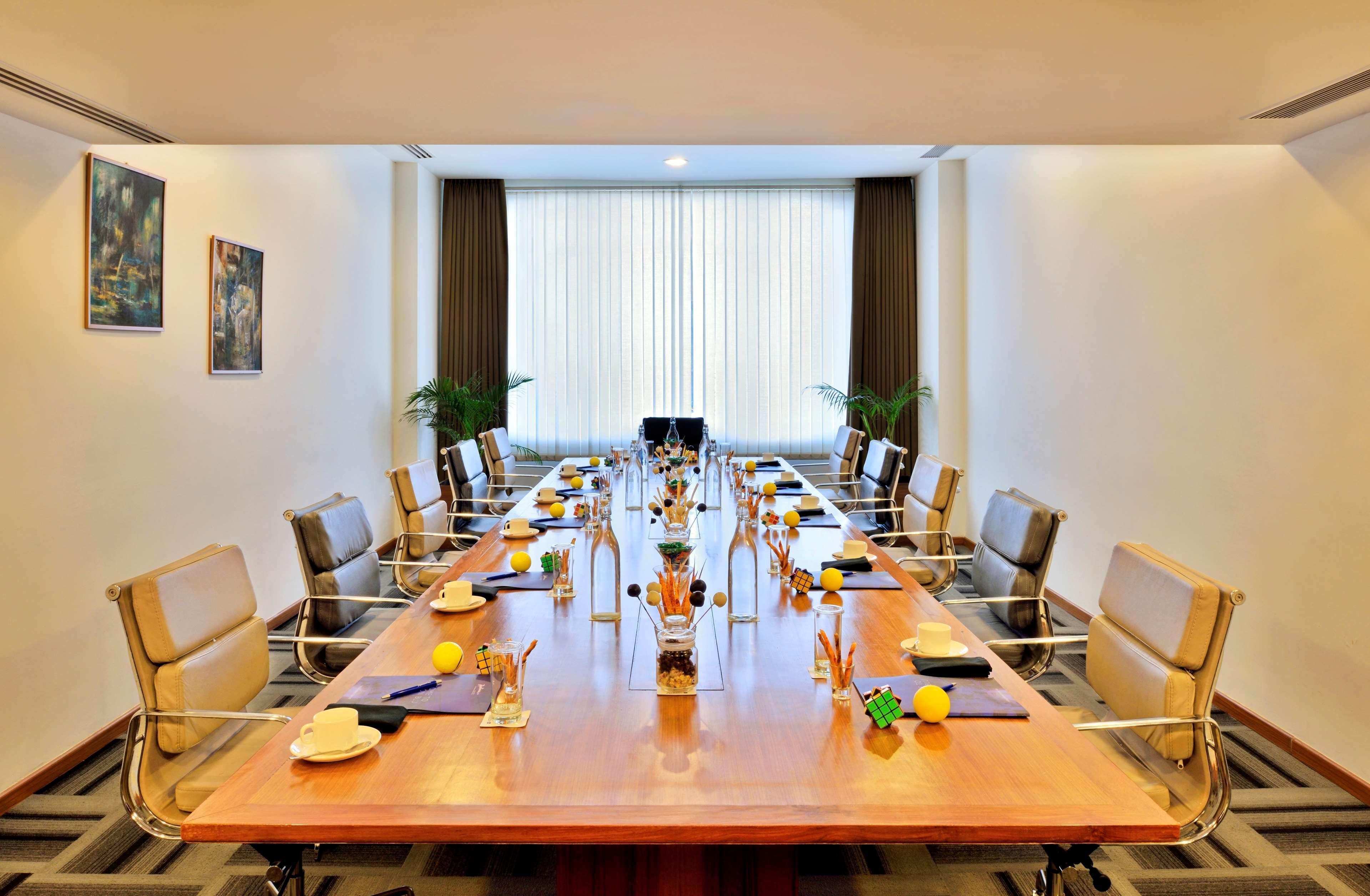 Radisson Blu Plaza Hotel Hyderabad Banjara Hills Kültér fotó Meeting room
