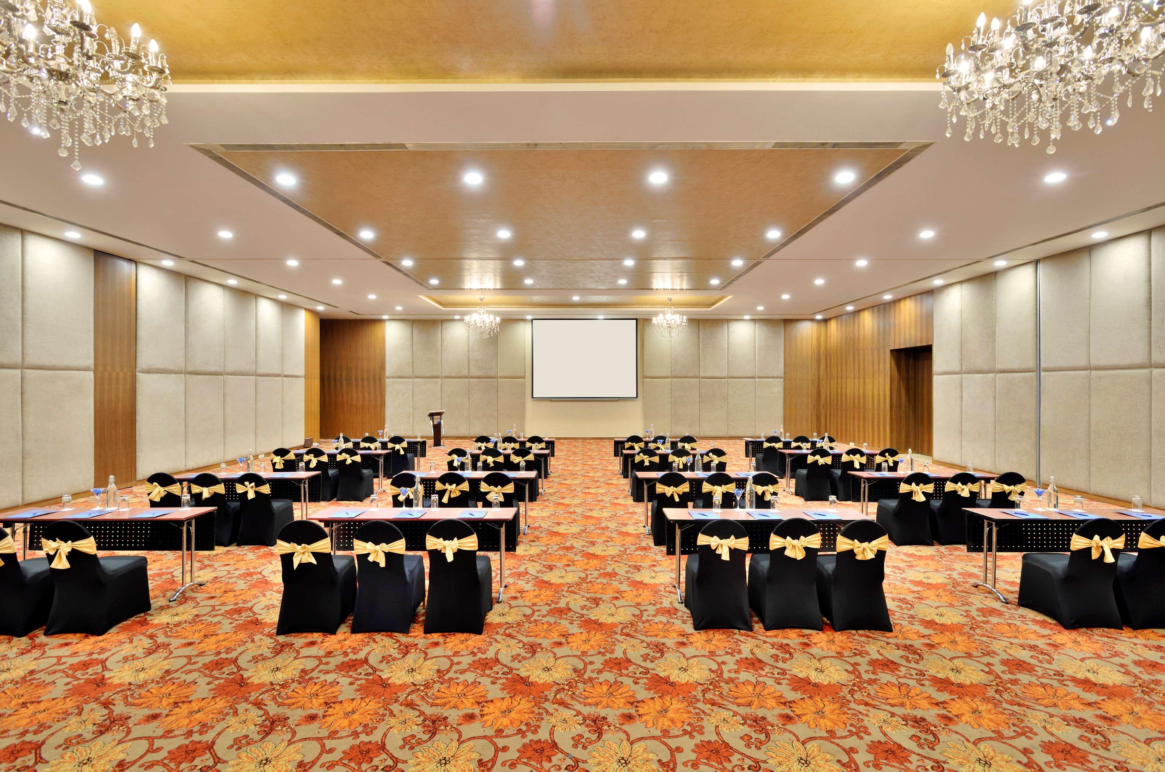 Radisson Blu Plaza Hotel Hyderabad Banjara Hills Kültér fotó The Royal Hall