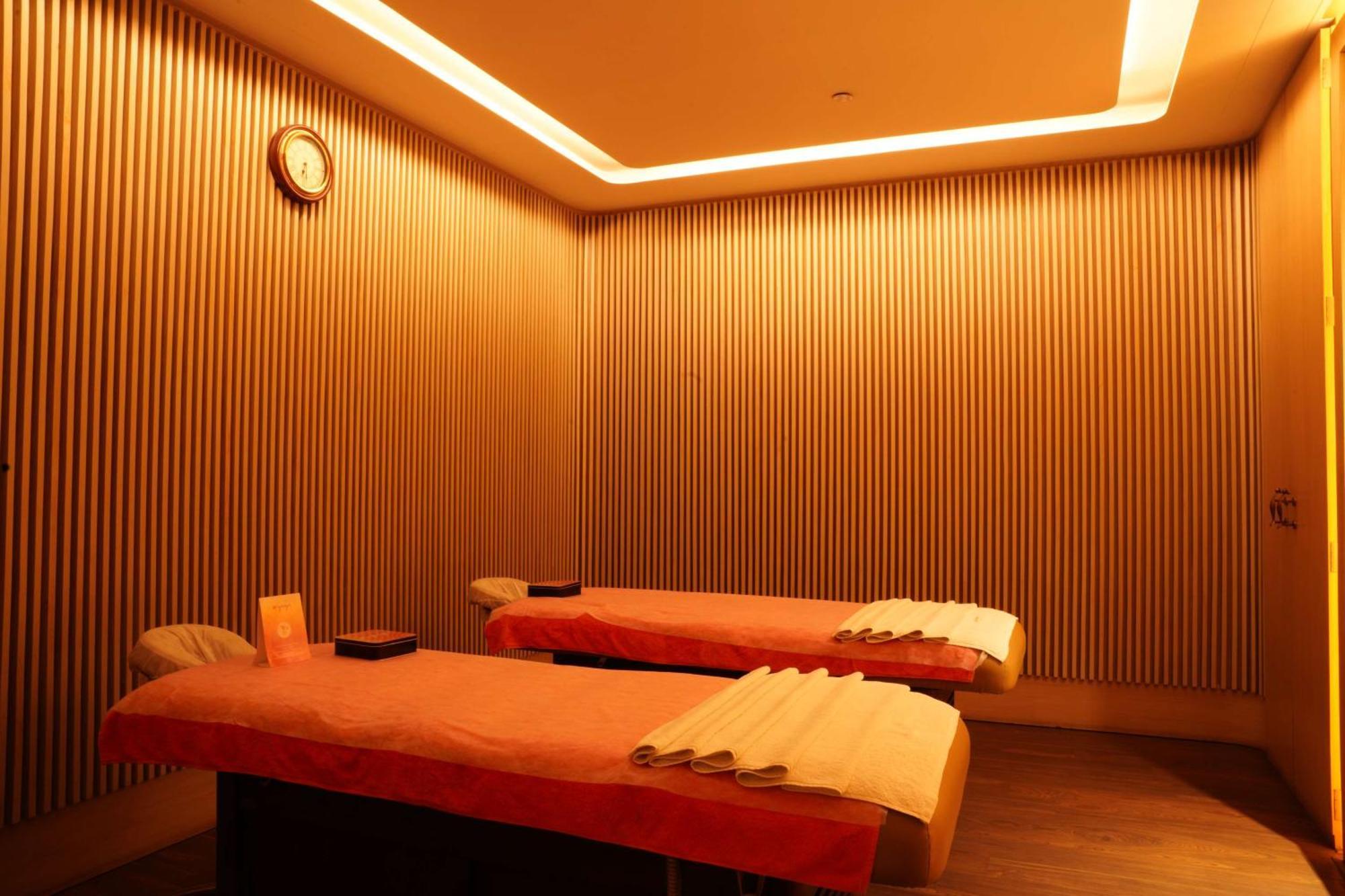 Radisson Blu Plaza Hotel Hyderabad Banjara Hills Kültér fotó A massage room at a spa