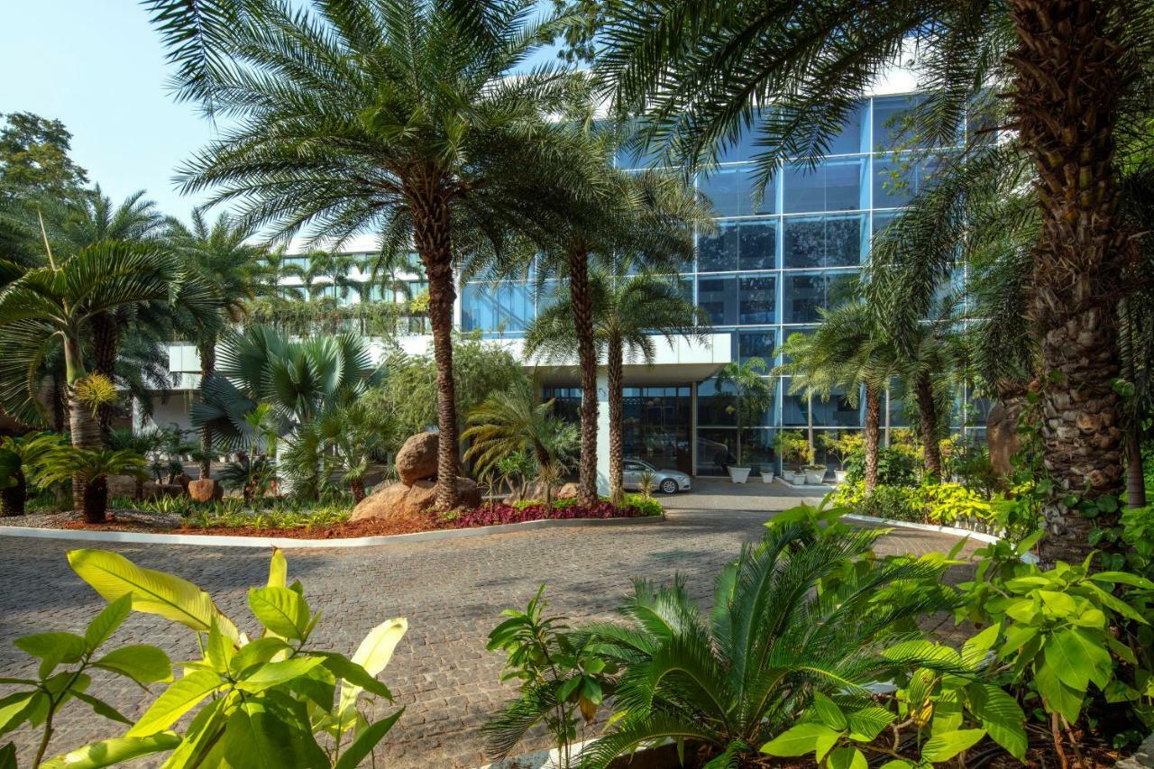 Radisson Blu Plaza Hotel Hyderabad Banjara Hills Kültér fotó The Leela Palace, Chennai